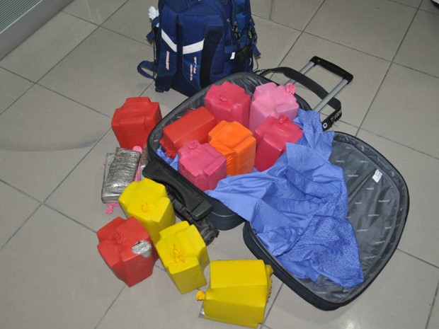 Homem colocou tabletes de haxixe dentro de bexigas plásticas de festa. (Foto: Polícia Federal/Divulgação)