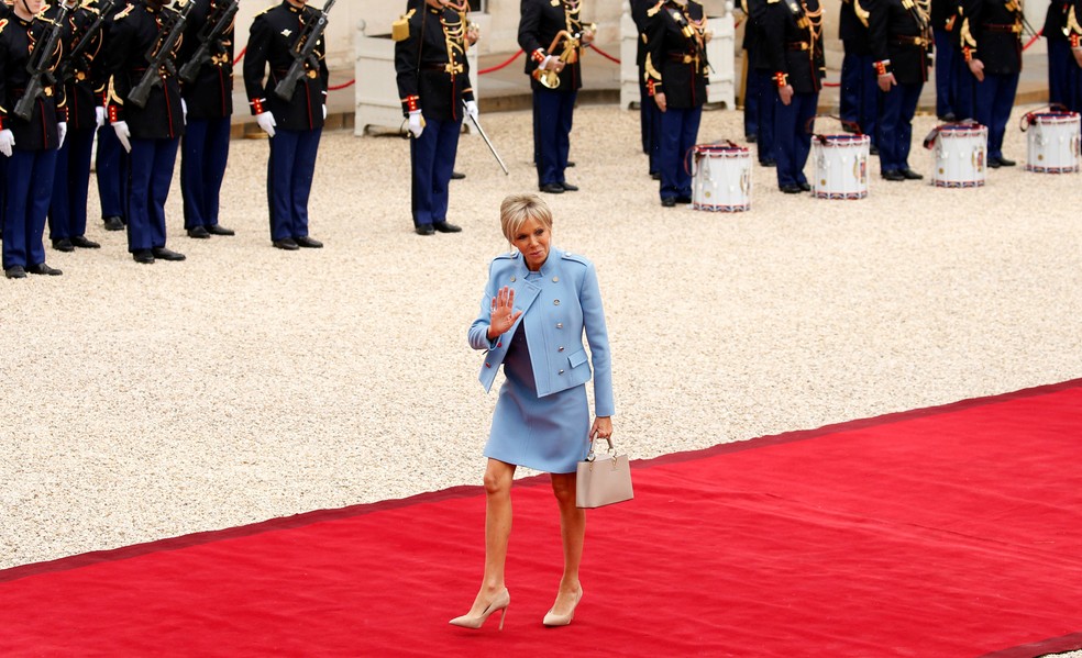 A primeira-dama Brigitte Trongneux chega à cerimônia de posse no Palácio do Eliseu (Foto: Gonzalo Fuentes/Reuters)