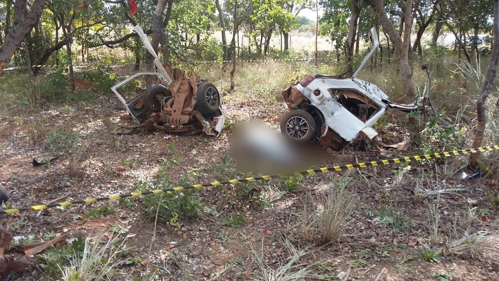 Carro ficou destruído com a batida (Foto: Polícia Militar/Divulgação)