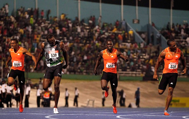 vitória do yohan blake nos 200m rasos da seletiva jamaicana superando Usain bolt (Foto: Agência Reuters)