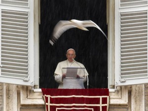 O Papa Francisco durante o Angelus, neste domingo (2), no Vaticano (Foto: Tony Gentile/Reuters)