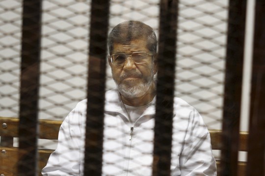 Mohammed Mursi durante julgamento no Cairo. Ele foi condenado à morte (Foto: AP Photo/Tarek el-Gabbas, File)
