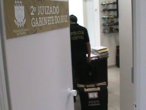 Policiais federais apreenderam documentos no gabinete do juíz preso na operação em João Pessoa (Foto: Divulgação/Polícia Federal)