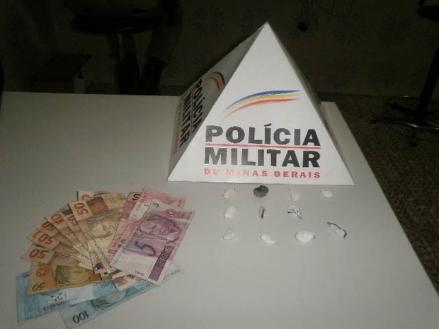 Jovens são detidos por suspeita de tráfico em Passa Tempo (Foto: Polícia Militar/Divulgação)
