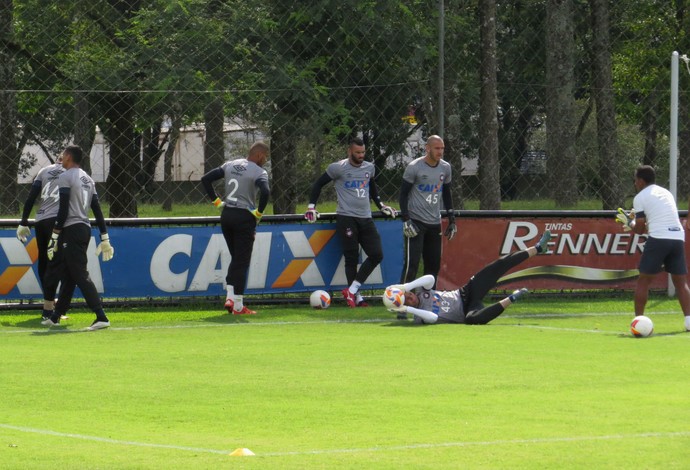 Goleiros do Atlético-PR no CT do Caju (Foto: Fernando Freire)