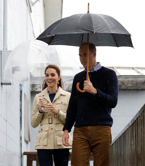 Kate Middleton usa botas de cano alto, calça jeans e casaco bege em dia de chuva na viagem pelo Canadá (Foto: Reuters)