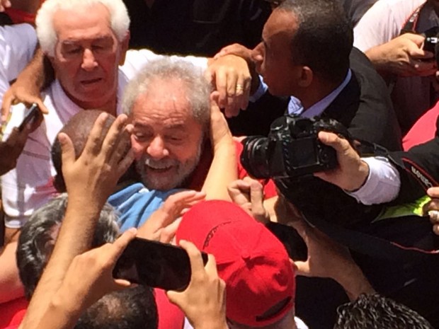 Lula deixa prédio para participar de ato com militantes no ABC (Foto: Carolina Dantas / G1)