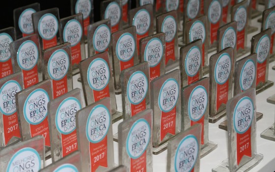 Troféus do Prêmio Melhores ONGs 2017 (Foto: Época)