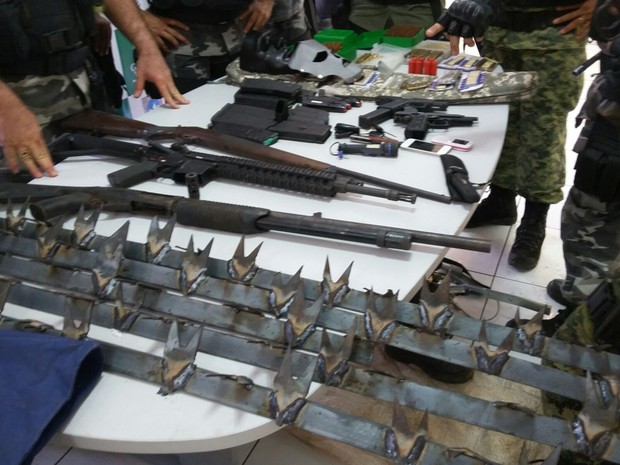 Armas apreendidas em Teresina utilizadas em assalto a banco no Piauí (Foto: Ellyo Teixeira / G1)