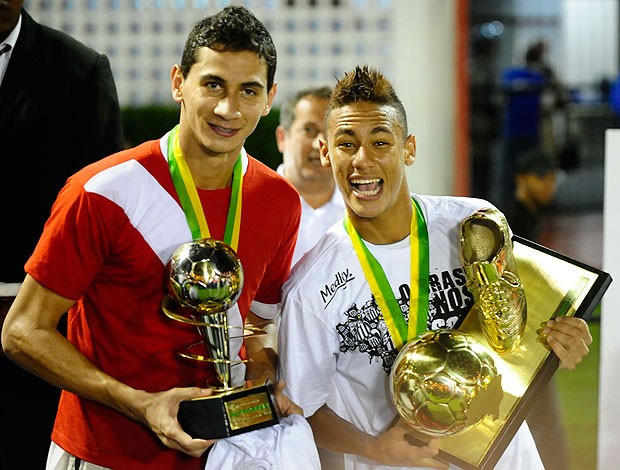 Paulo Henrique Ganso e Neymar troféu na final da Copa do Brasil (Foto: Marcos Ribolli / GLOBOESPORTE.COM)
