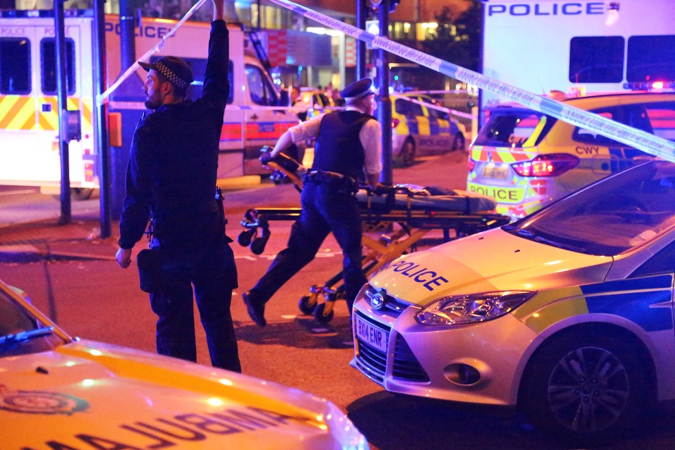 Policiais isolam área em que motorista atropelou muçulmanos perto de mesquita em Finsbury Park, no norte de Londres (Foto: James Cropper/Reuters)