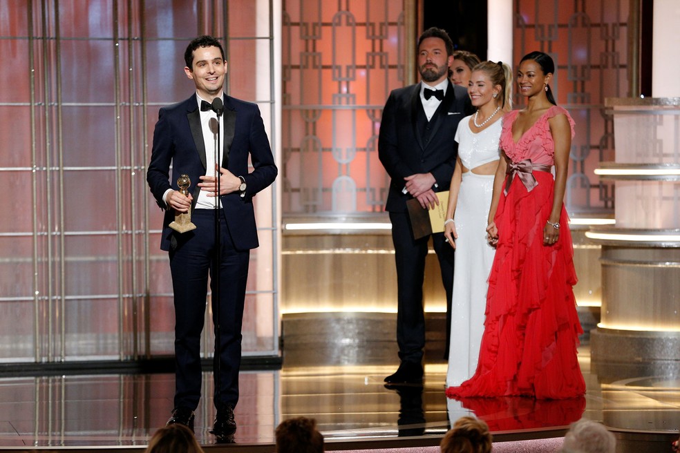  Damien Chazelle recebe o Globo de Ouro de melhor diretor por 'La la land: Cantando estações' (Foto: Paul Drinkwater/Cortesia da NBC/Reuters)