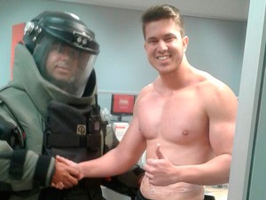 Policiais do Bope desarmaram explosivo que estava preso a bancário em Barreiras, na Bahia (Foto: Polícia Militar / Divulgação) Policiais do Bope desarmaram explosivo que estava preso a bancário em Barreiras, na Bahia (Foto: Polícia Militar / Divulgação)