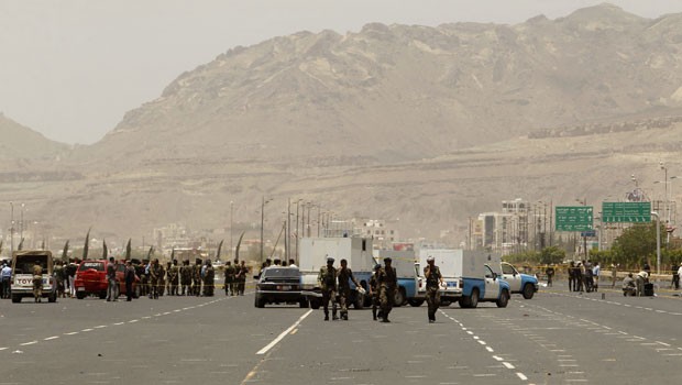 Policiais investigam o local do atentado em sanaa (Foto: Khaled Abdullah/Reuters)