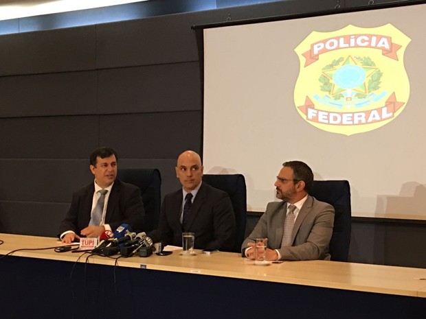 O ministro da Justiça, Alexandre de Moraes (centro), durante entrevista coletiva na sede da PF (Foto: Gustavo Garcia/G1)