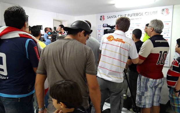 Santa Cruz torcedores na sala de entrevistas (Foto: Daniel Gomes)
