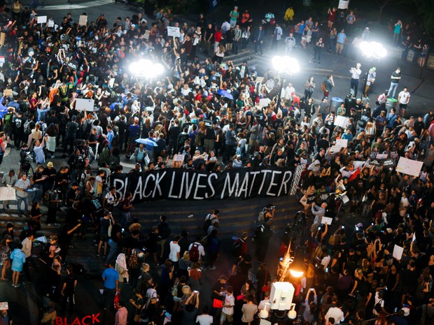 Manifestates protestaram em relação à violência policial contra os negros em Nova York (Foto: Eduardo Munoz / Reuters)