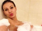 Andressa Urach posa em banheira: 'Beijinho de espuma'