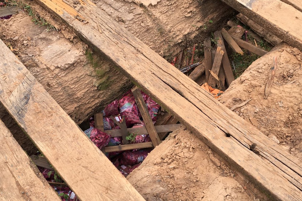 Caminhão caiu da ponte na manhã desta terça-feira (16), em Presidente Prudente (Foto: Valmir Custódio/G1)