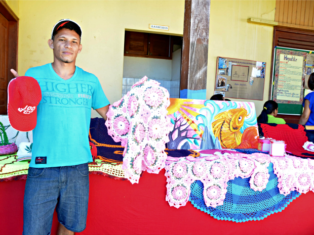 Adenilton Amorim aprendeu fazer crochê dentro do presídio  (Foto: Aline Nascimento/G1)
