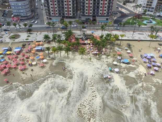 Em Praia Grande água do mar chegou perto do calçadão (Foto: Drone Imagens/Divulgação)