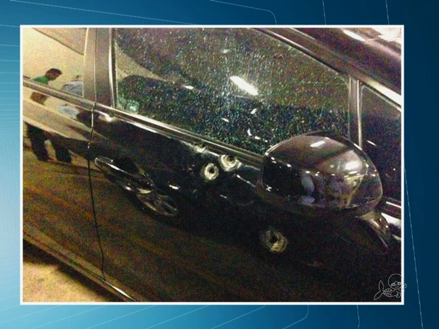 Carro de desembargador foi atingido por pelo menos cinco tiros (Foto: TV Verdes Mares/Reprodução)