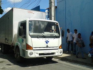 Um caminhão da Receita Federal levou os produtos recolhidos das lojas em Teresina (Foto: Gilcilene Araújo/G1)