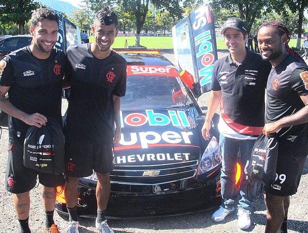jogadores do Flamengo com o piloto Nonô Figueiredo (Foto: Richard Souza / Globoesporte.com)
