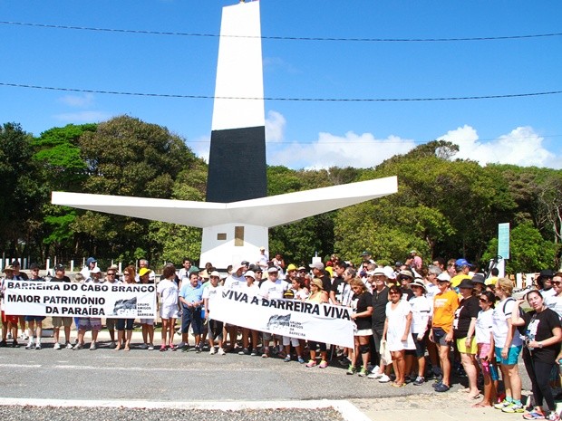 Manifestantes cobram urgência na preservação da barreira do Cabo Branco  (Foto: Rizemberg Felipe/ Jornal da Paraíba )