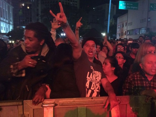 Fãs de rock foram ver o show do Plebe Rude no palco Rio Branco da Virada Cultural (Foto: Cauê Muraro/G1)