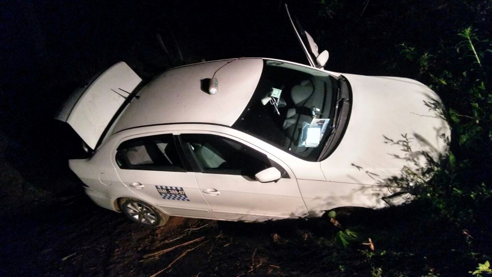 Após perseguição policial, carro caiu em vala e bandidos fugiram (Foto: Divulgação | Polícia Militar)