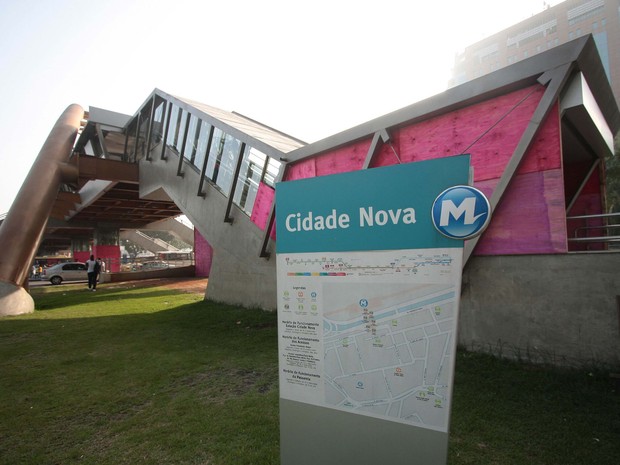 Estação do metrô Cidade Nova, em frente à Prefeitura do Rio de Janeiro (RJ), amanhece nesta quinta-feira (20), com tapumes nas vidraças (Foto: Ale Silva/Futura Press/Estadão Conteúdo)