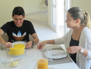 Osvaldo e a mulher Gleiciane comem o cuscuz (Foto: Daniel Romeu/Globoesporte.com)