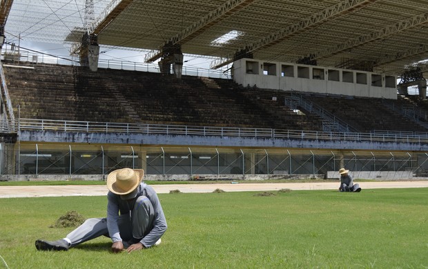 Obras do 'Zerão' finalizam cobertura de arquibancada e troca de gramado (Foto: Cassio Albuquerque/GE-AP) Obras do 'Zerão' finalizam cobertura de arquibancada e troca de gramado (Foto: Cassio Albuquerque/GE-AP)
