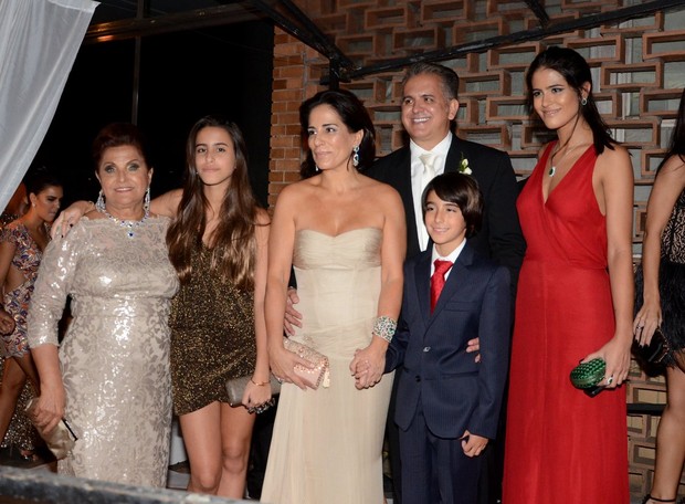 Glória Pires com a família após o susto com a barata em casamento no Rio (Foto: Anderson Borde e Henrique Oliveira / AgNews)