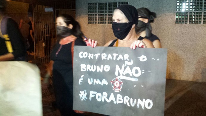 Mulheres protestam contra a contratação do goleiro Bruno Fernandes pelo Boa Esporte (Foto: Bruno Giufrida)