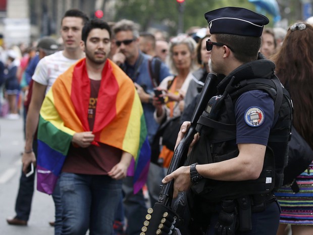 Segurança reforçada na parada gay em Paris (Foto: Reuters / Gonzalo Fuentes)