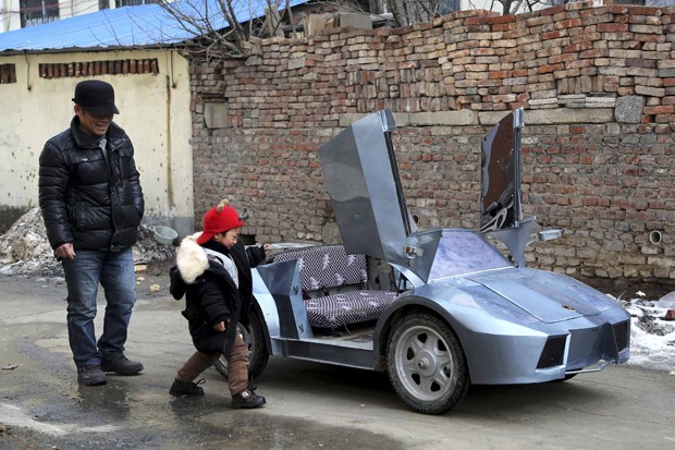 Guo e seu neto se preparam para entrar em Lamborghini de brinqueno em Zhengzhou, na China (Foto: China Daily/Reuters)