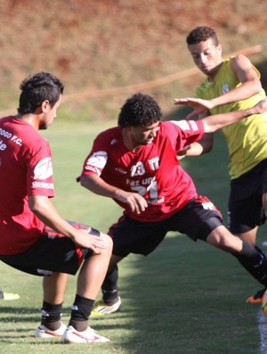 Fábio Gama disputa bola em treino do Botafogo-SP (Foto: Rogério Moroti / Agência Botafogo)
