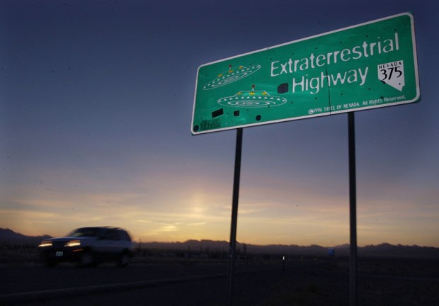 Foto de 2002 mostra placa da 'Rodovia Extraterestre', em Nevada. Região tem lendas sobre a presença de óvnis, devido à Área 51 (Foto: AP)