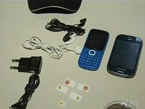 Funcionário iria fornecer aparelhos de celular, chips, fones de ouvido e carregador para presidiários (Foto: Reprodução/TV Anhanguera)