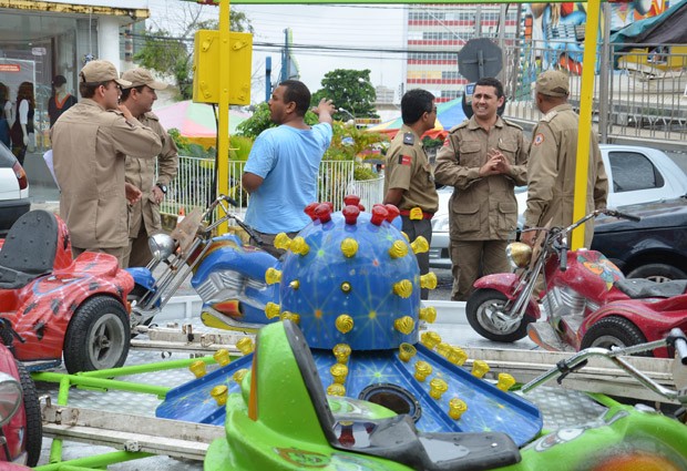 Bombeiros fiscalizam brinquedos que funcionarão durante Festa das Neves, em João Pessoa (Foto: Walter Paparazzo/G1)