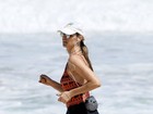 Haja fôlego! Fernanda Lima corre na areia da praia 