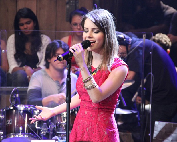 Sandy também canta sozinha a música 'Aquela dos 30' e 'Billie Jean' (Foto: TV Globo/Altas Horas)