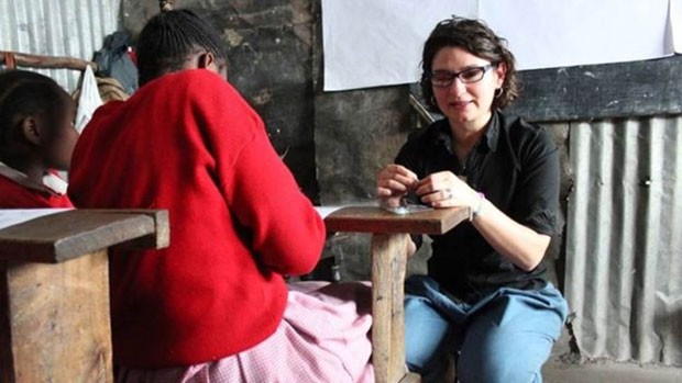 Diana também educa meninas sobre menstruação  (Foto: BBC)