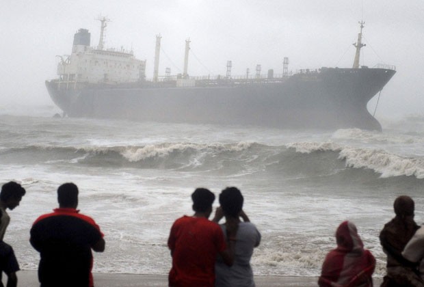Petroleiro Cauvery ficou encalhado com passagem de ciclone; um tripulante morreu e seis estão desaparecidos (Foto: Reuters)