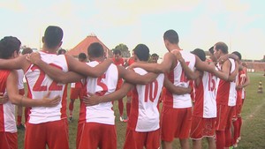 Jogadores do Rio Branco abraçados antes do treino no José de Melo (Foto: Reprodução/TV Acre)
