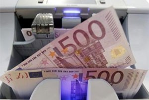 Idoso de 80 anos guardava cerca de 3.800 notas falsas de 500 euros (Foto: Reuters) Idoso de 80 anos guardava cerca de 3.800 notas falsas de 500 euros (Foto: Reuters)