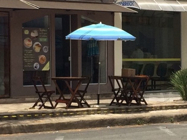 Pacote foi deixado sobre mesa de comércio em frente ao Fórum de Poços de Caldas (Foto: Lúcia Ribeiro / G1) Pacote foi deixado sobre mesa de comércio em frente ao Fórum de Poços de Caldas (Foto: Lúcia Ribeiro / G1)