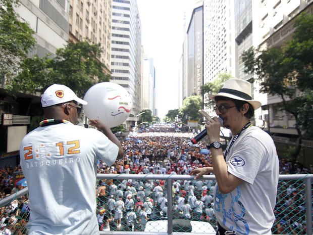 Cantores do Monobloco animam a multidão. (Foto: Ide Gomes/G1)